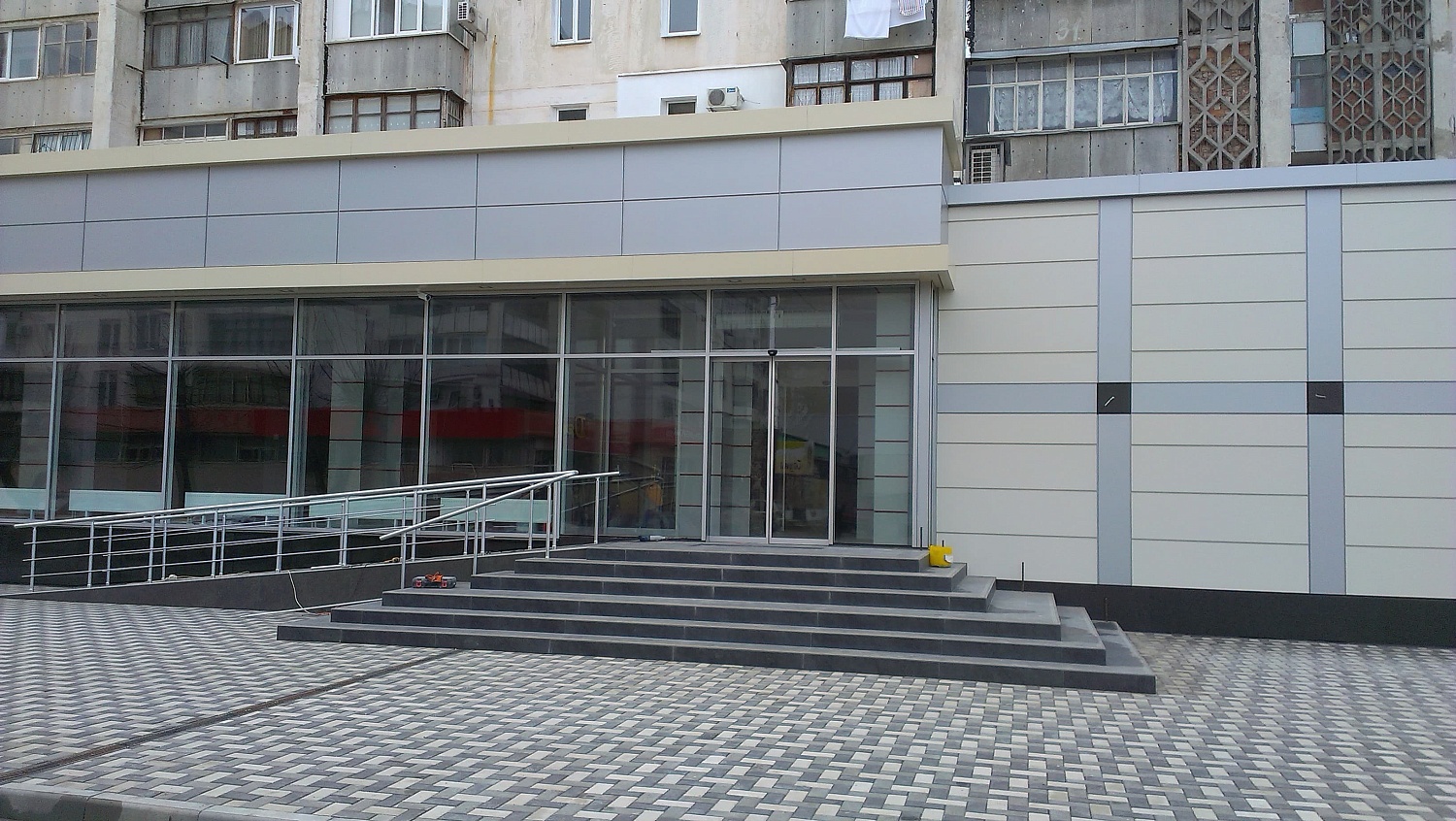 Заказать установку автоматических дверей в Константиновске. Монтаж выполняется командой профессионалов с опытом работы более 9 лет. 
