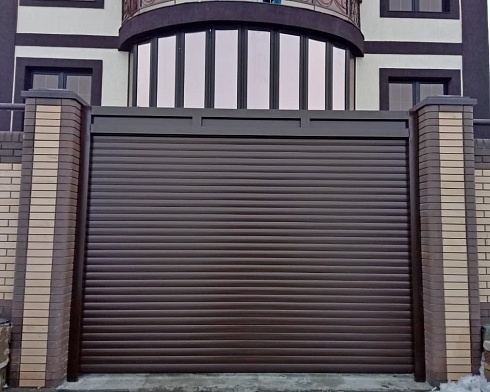 Роллетные ворота Алютех серии Prestige со сплошным алюминиевым профилем роликовой прокатки AG/77 с доставкой в Константиновске 